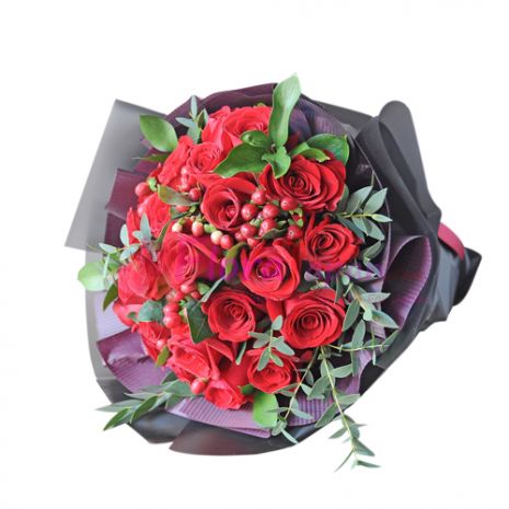 send 2 dozen red roses in a bouquet to japan